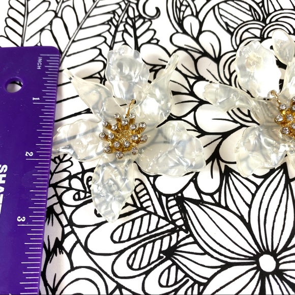 White pearled acrylic rhinestone flower earrings Cocktail party perfect - Picture 4 of 7
